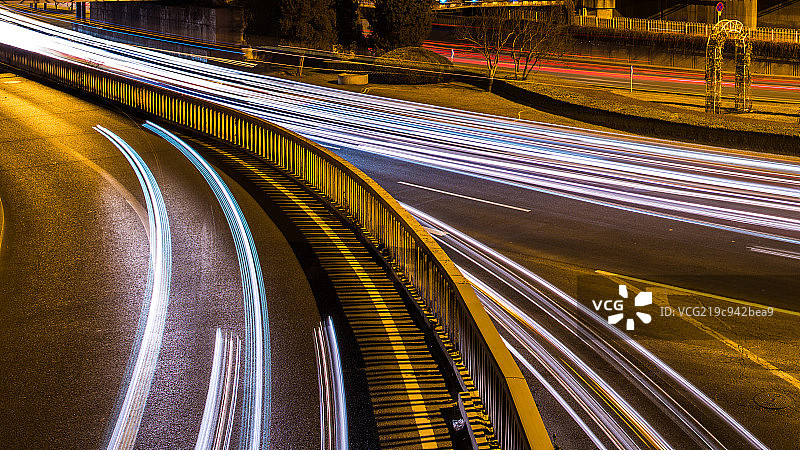 弯曲的城市道路夜景图片素材