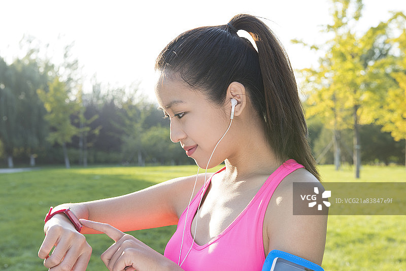 Young women checking health data on smart watch图片素材