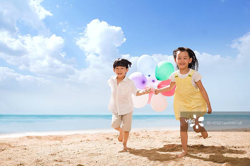 快乐儿童在海边玩耍图片素材