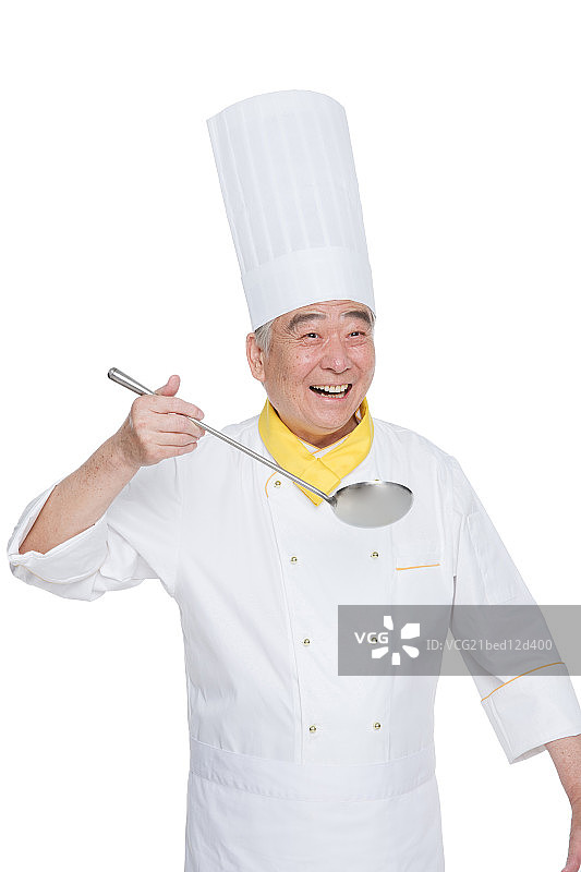 穿着厨师服的老年男人拿着长柄勺图片素材