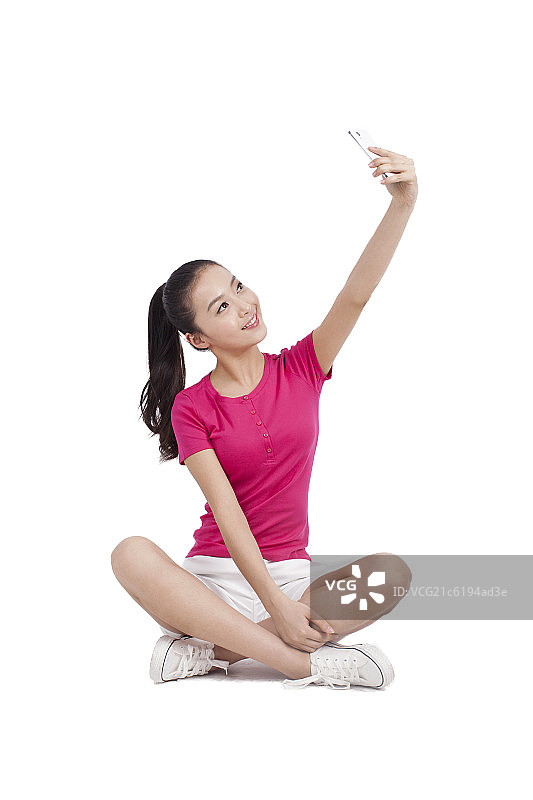 年轻女子用手机自拍图片素材