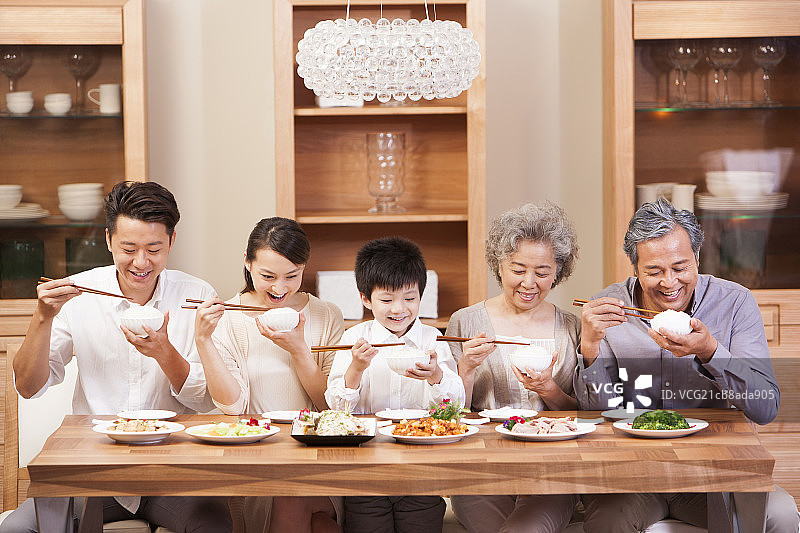 一家人享受快乐用餐时光图片素材