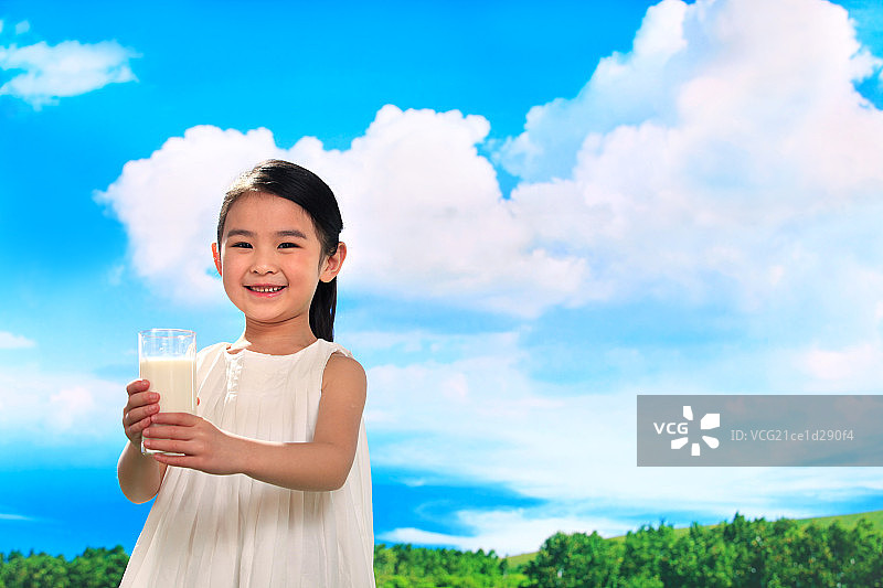 东方儿童喝牛奶图片素材