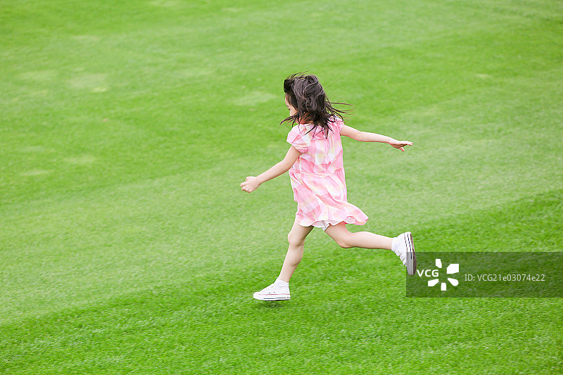 快乐儿童在草地上奔跑图片素材