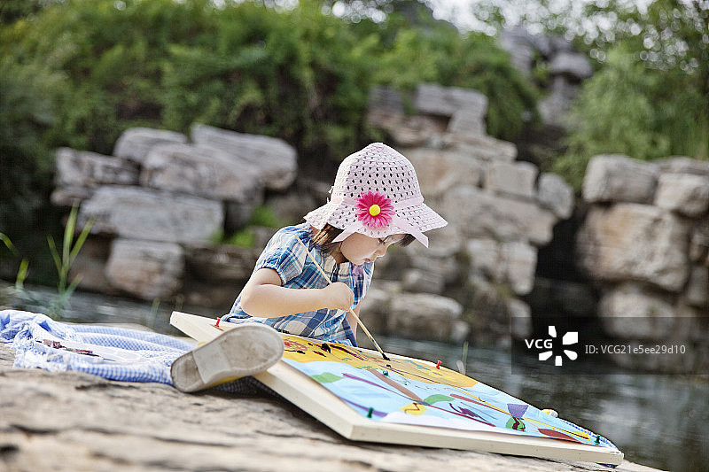 正在河边画画的小女孩图片素材