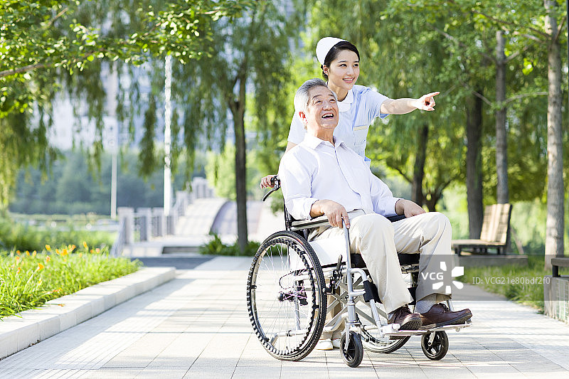 护士与坐着轮椅的老人图片素材