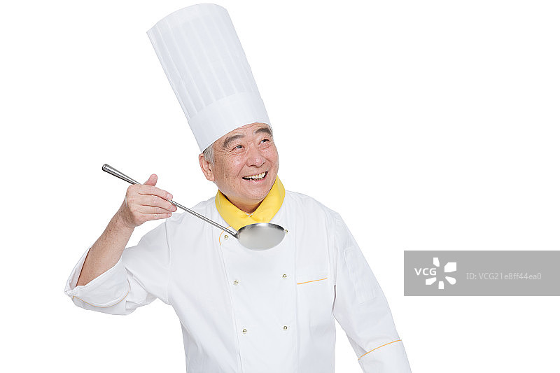 一个穿着厨师服的老年男人拿着长柄勺图片素材