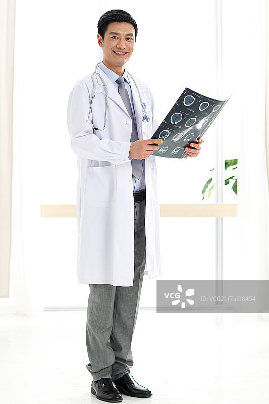 一个拿着X光片的医生图片素材