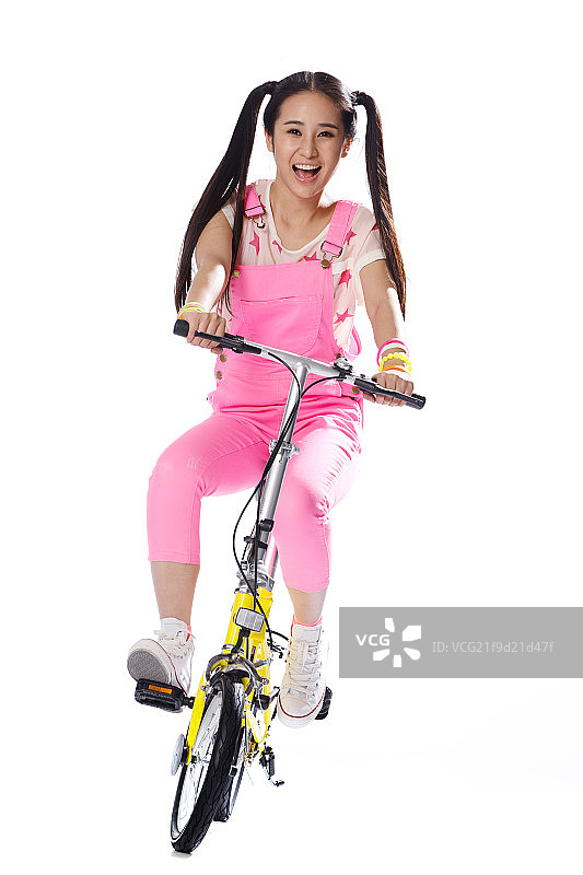 青春活力的年轻女孩骑自行车图片素材