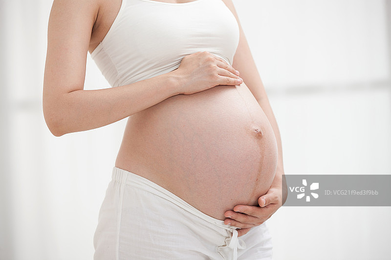 孕妇抚摸肚子图片素材