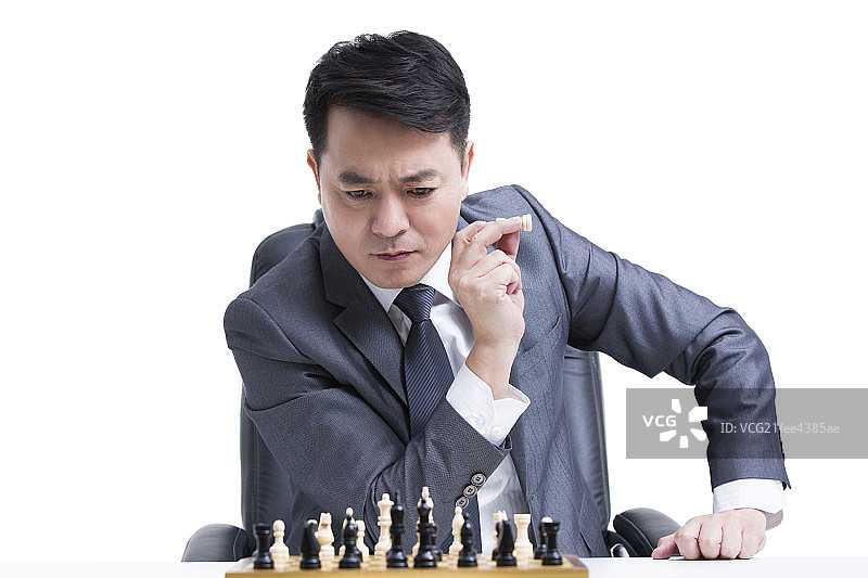 商务男士下国际象棋图片素材