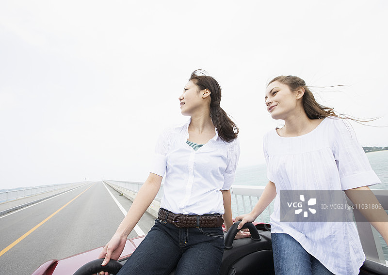 两个女人在敞篷车里图片素材