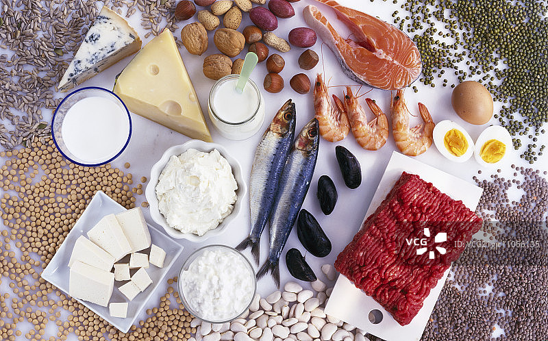 富含蛋白质的食物(鱼、肉、蛋、乳制品、坚果)图片素材