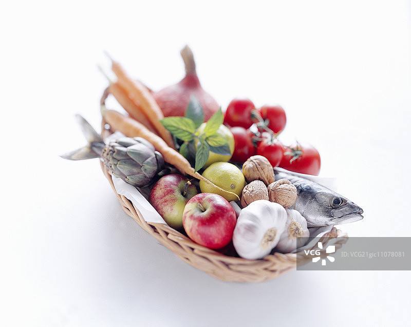 一篮子鲭鱼，水果，蔬菜和坚果图片素材
