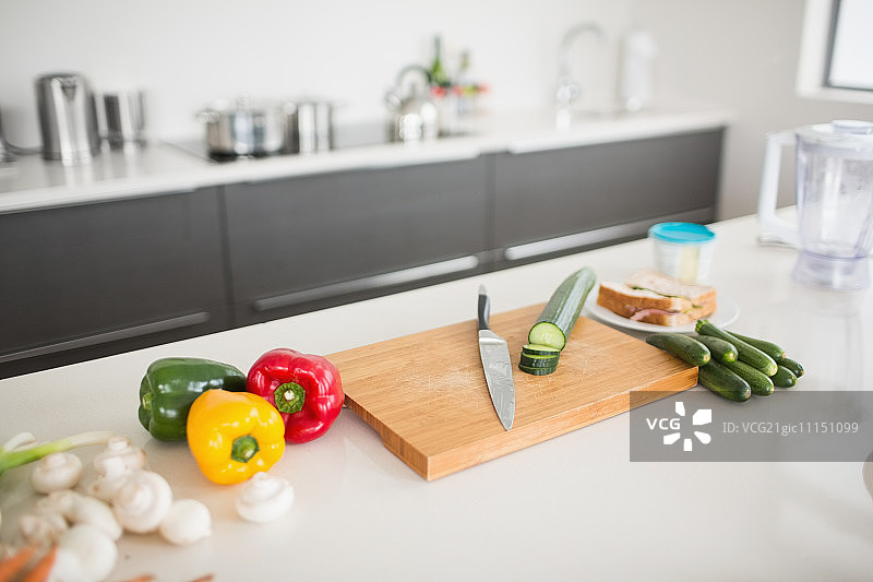 用刀和菜板在厨房的柜台上看蔬菜图片素材