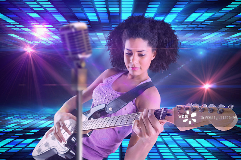 漂亮的女孩弹吉他对抗数字生成的酷迪斯科设计图片素材
