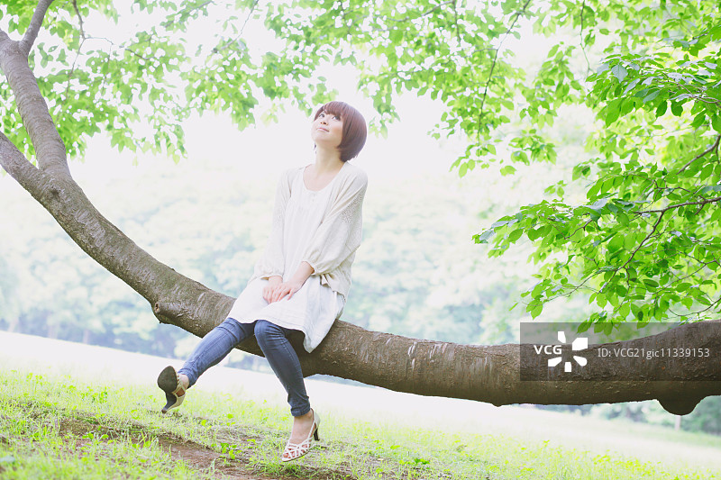 一个年轻的日本女人在公园里的肖像图片素材