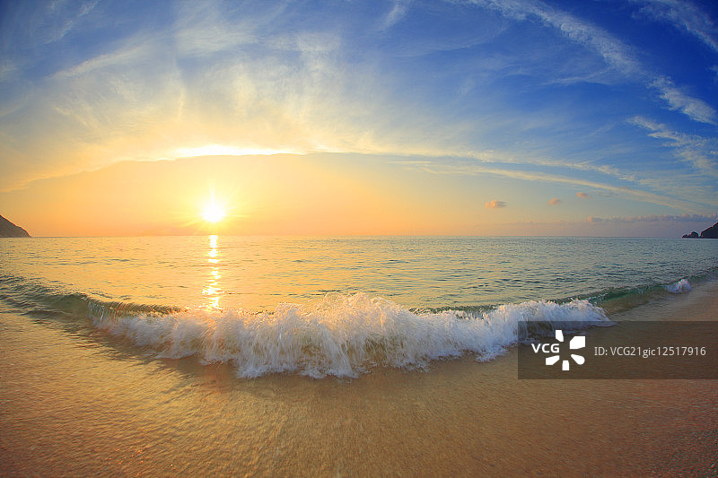 日落在海洋和沙滩上图片素材