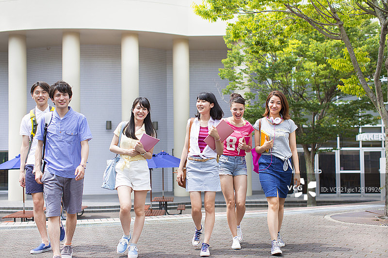 六个大学生在校园里散步图片素材