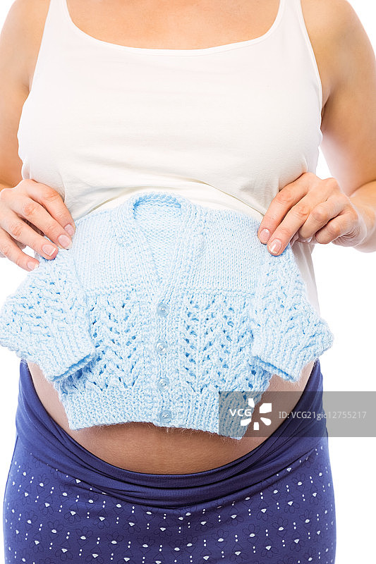 白色背景上的孕妇抱着婴儿衣服图片素材