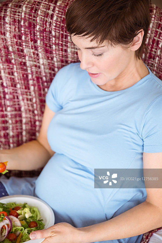 孕妇在家客厅吃沙拉图片素材