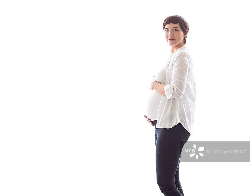 一个孕妇抱着她的小腹在白色的背景上图片素材