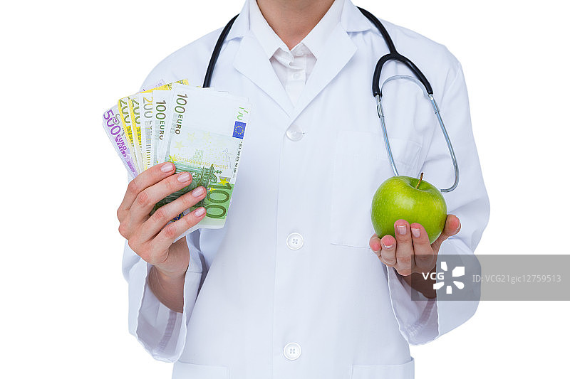 医生拿着现金和绿苹果，背景是白色图片素材