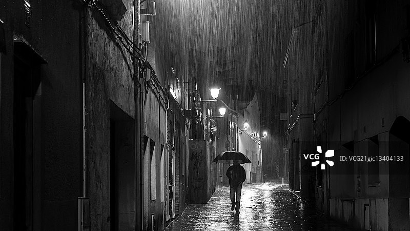 晚上在伞下散步的人图片素材