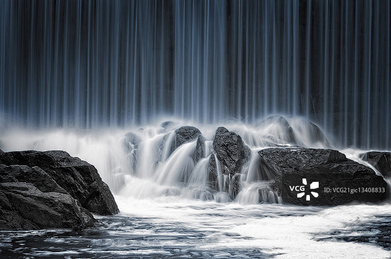 芬兰赫尔辛基，水落在岩石上图片素材