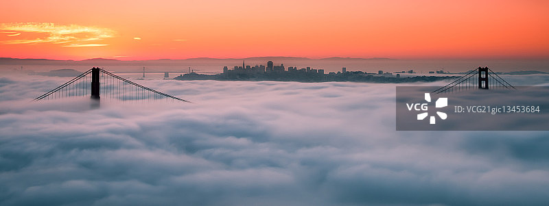 雾中的金门大桥，旧金山，加利福尼亚，美国图片素材
