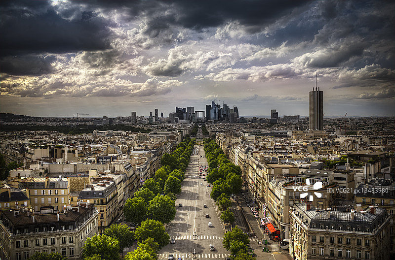 阴天的城市景观，大军队大道，巴黎，法国图片素材