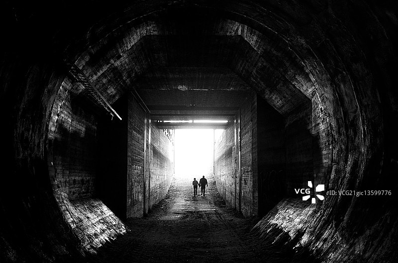 隧道尽头的光图片素材