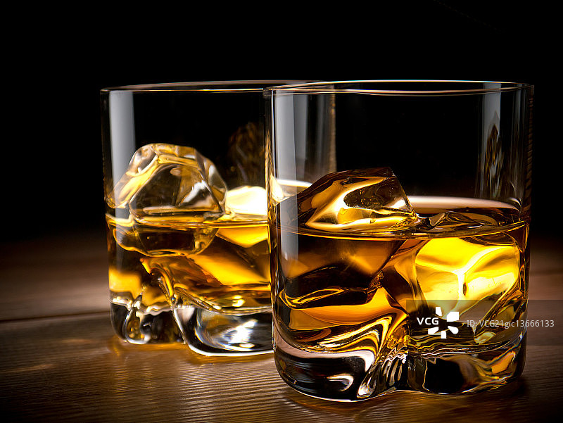 两杯威士忌图片素材