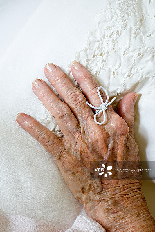 绑在老妇人手指上的绳子图片素材