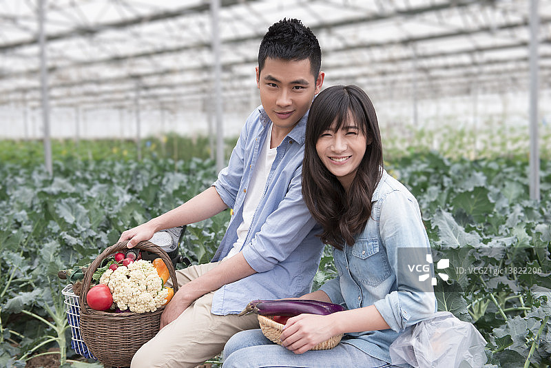 Young couple at vegetable garden图片素材
