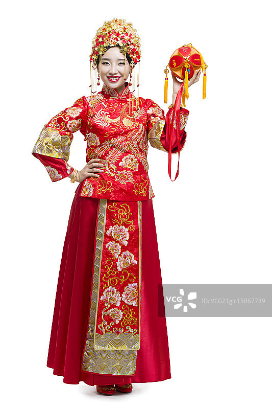 穿中式古装结婚礼服的新娘拿着绣球图片素材