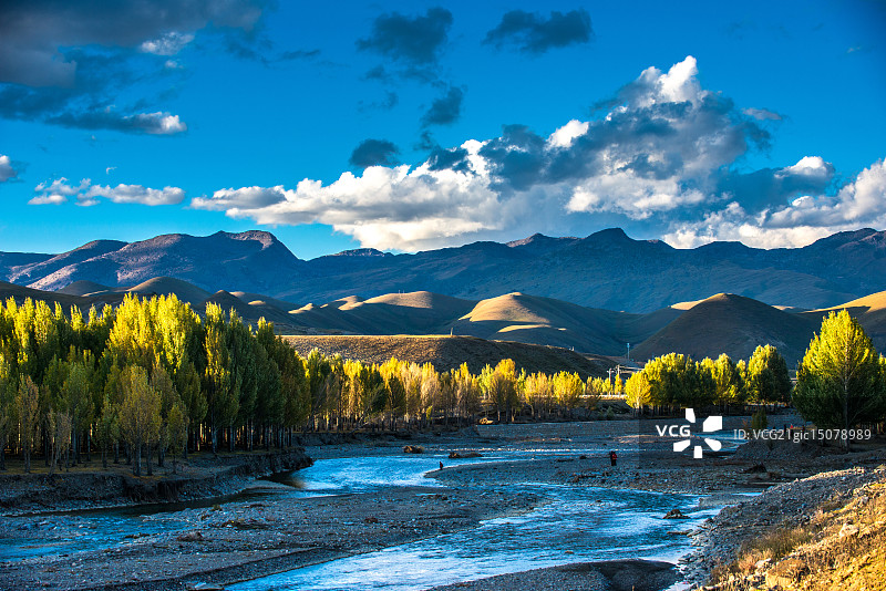 四川省甘孜藏族自治州稻城傍河风光图片素材