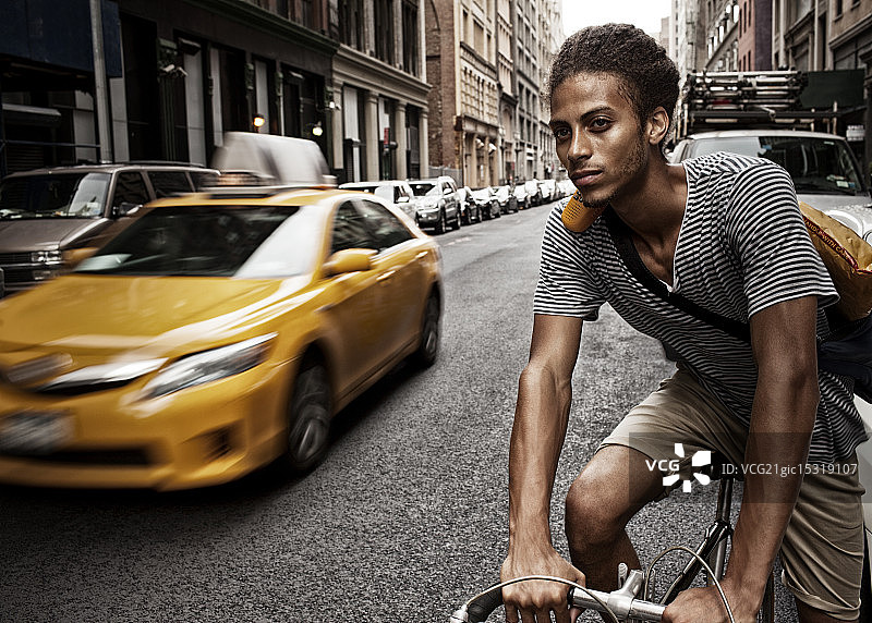 在城市街道上骑自行车的人图片素材