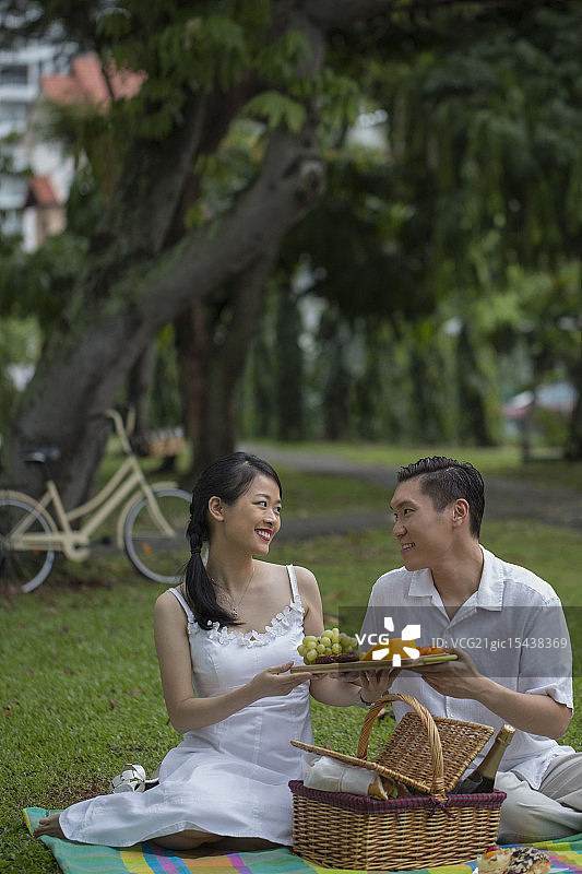 新加坡，一对夫妇在公园野餐图片素材