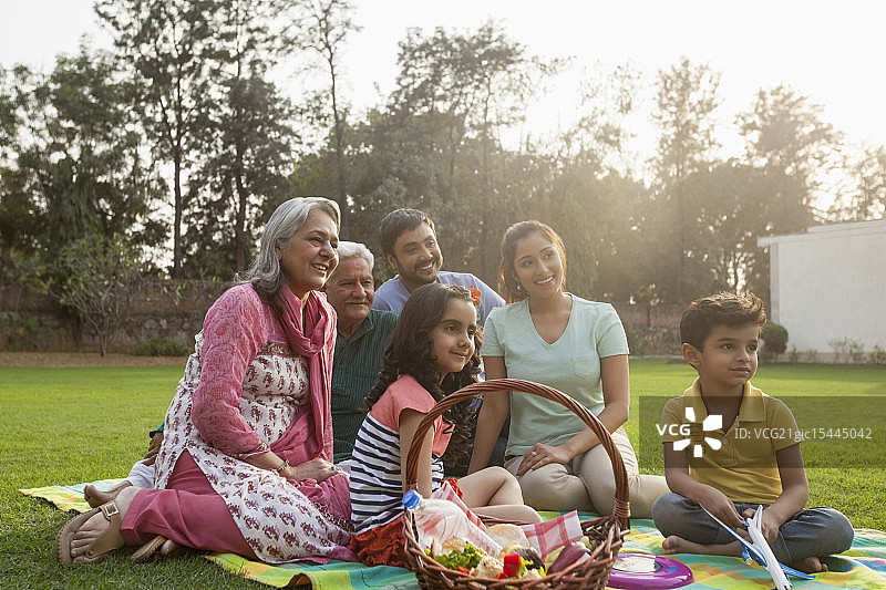 印度，孩子们(4- 5,6 -7)和父母和祖父母在后院野餐图片素材
