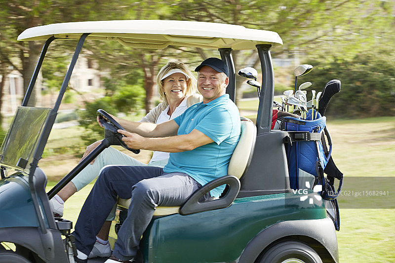 一对老年夫妇开着高尔夫球车图片素材