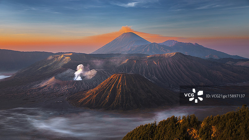 印度尼西亚东爪哇的布罗莫山日落。图片素材