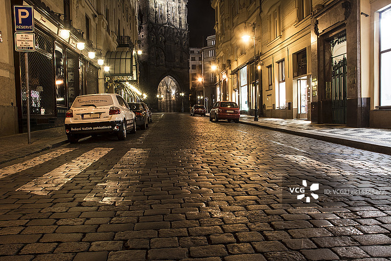 捷克首都布拉格老城区夜晚的城市道路图片素材