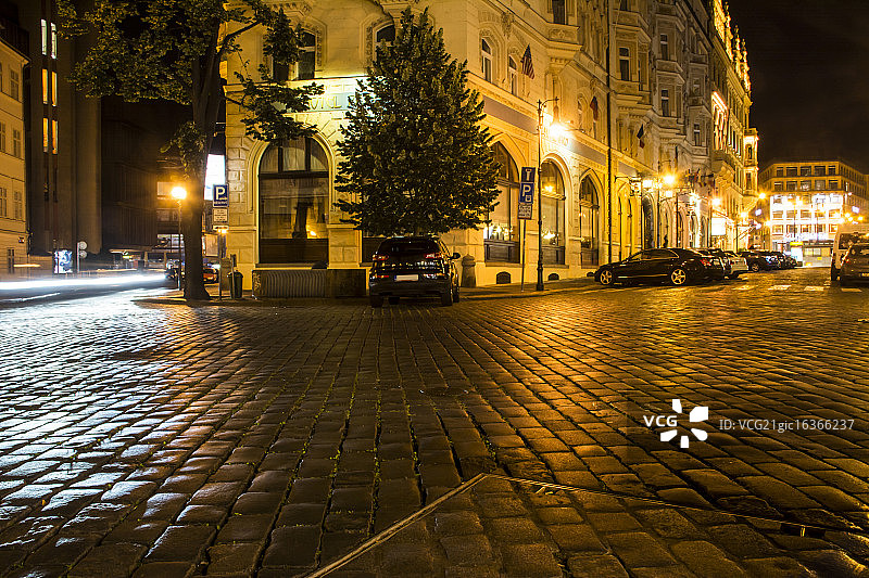 捷克首都布拉格老城区夜晚的城市道路图片素材
