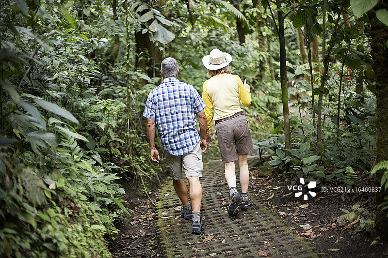 成年夫妇在荒野地区徒步旅行图片素材
