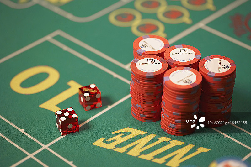 轮盘赌桌上的骰子和筹码图片素材