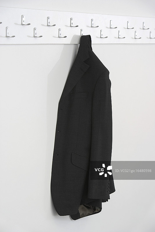 黑色的夹克挂在白色的墙上图片素材