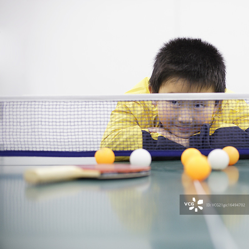 等待乒乓球游戏的男孩图片素材