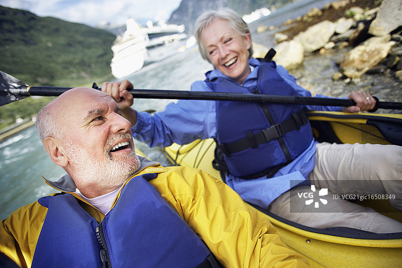 一对中年夫妇在皮划艇之旅图片素材