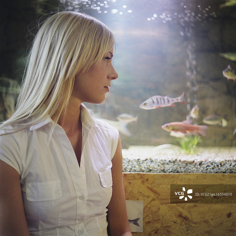 一个年轻女人在水族馆里图片素材